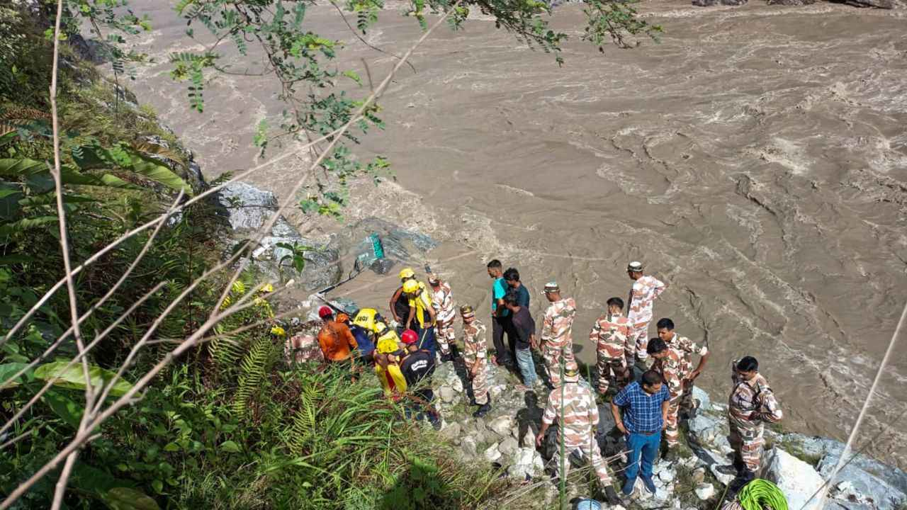 traveler Falls Into Alakananda River