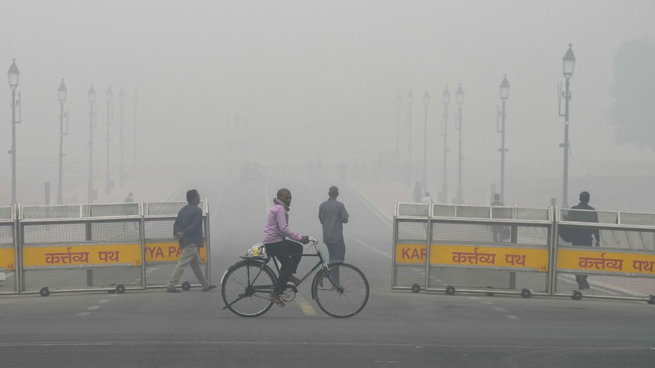 A man cycling at india gate in New Delhi between smog : Photo: PTI