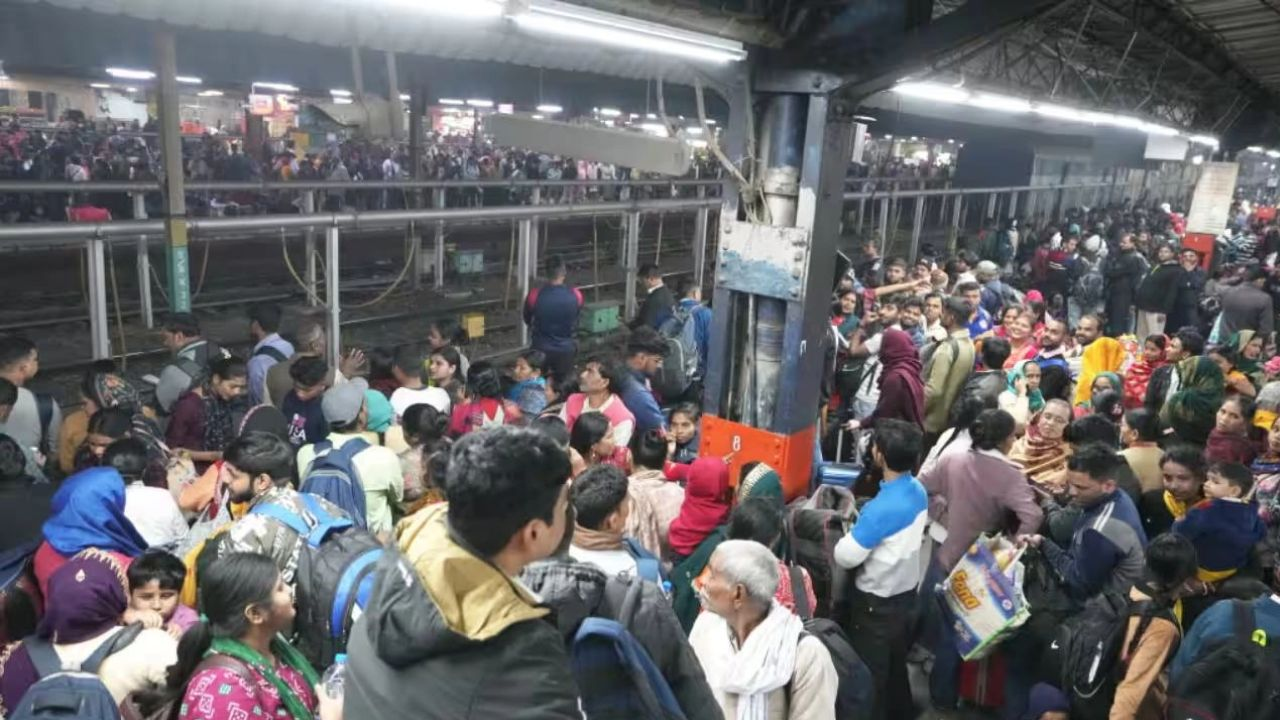 gathering at new delhi raiway station । Photo Credit: PTI