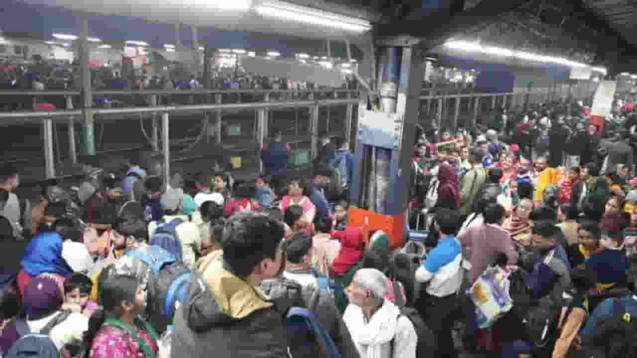 gathering at new delhi raiway station । Photo Credit: PTI