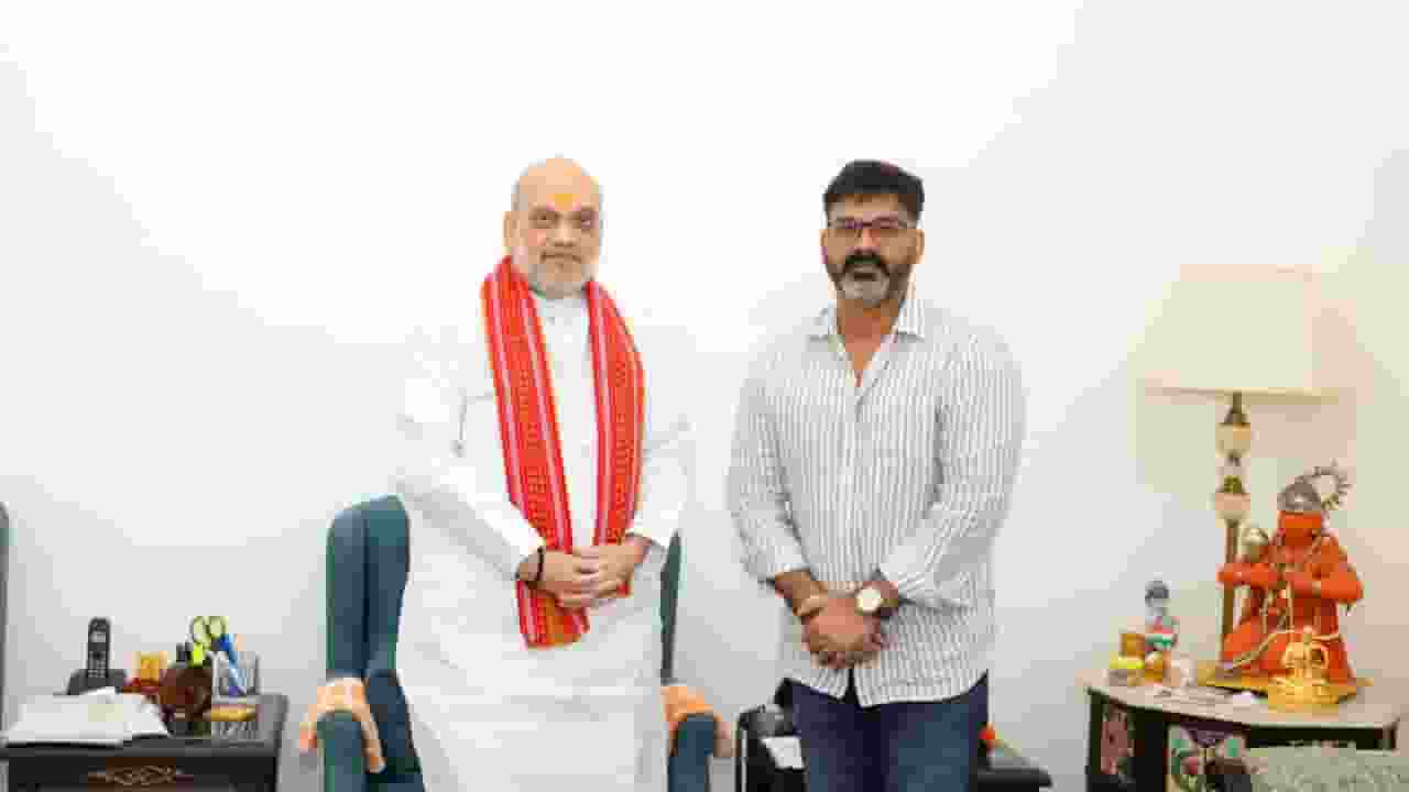 Pawan Singh with amit shah