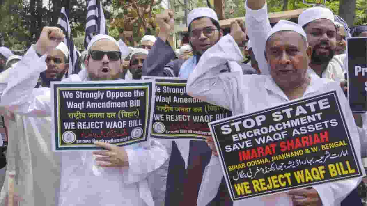 People opposing waqf amendment bill। Photo Credit: PTI