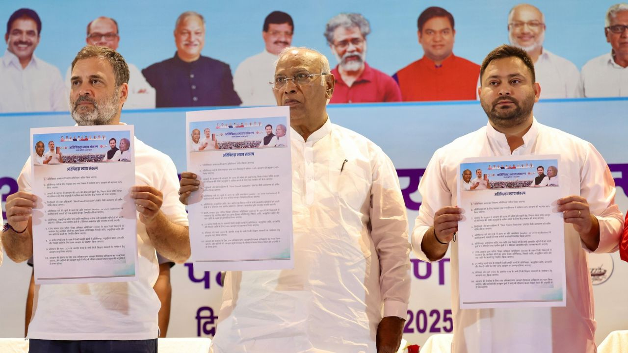 नीतीश के EBC पर फोकस, महागठबंधन ने किया 30 पर्सेंट आरक्षण का वादा rahul kharge and tejaswhi