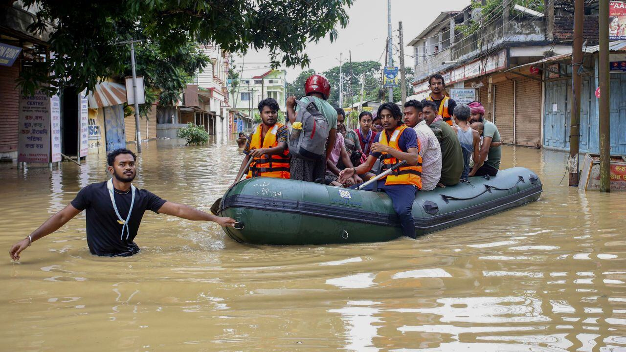 कहीं बाढ़, कहीं भूस्खलन, पूर्वोत्तर में बारिश बनी आफत, कई मौतें Assam Flood