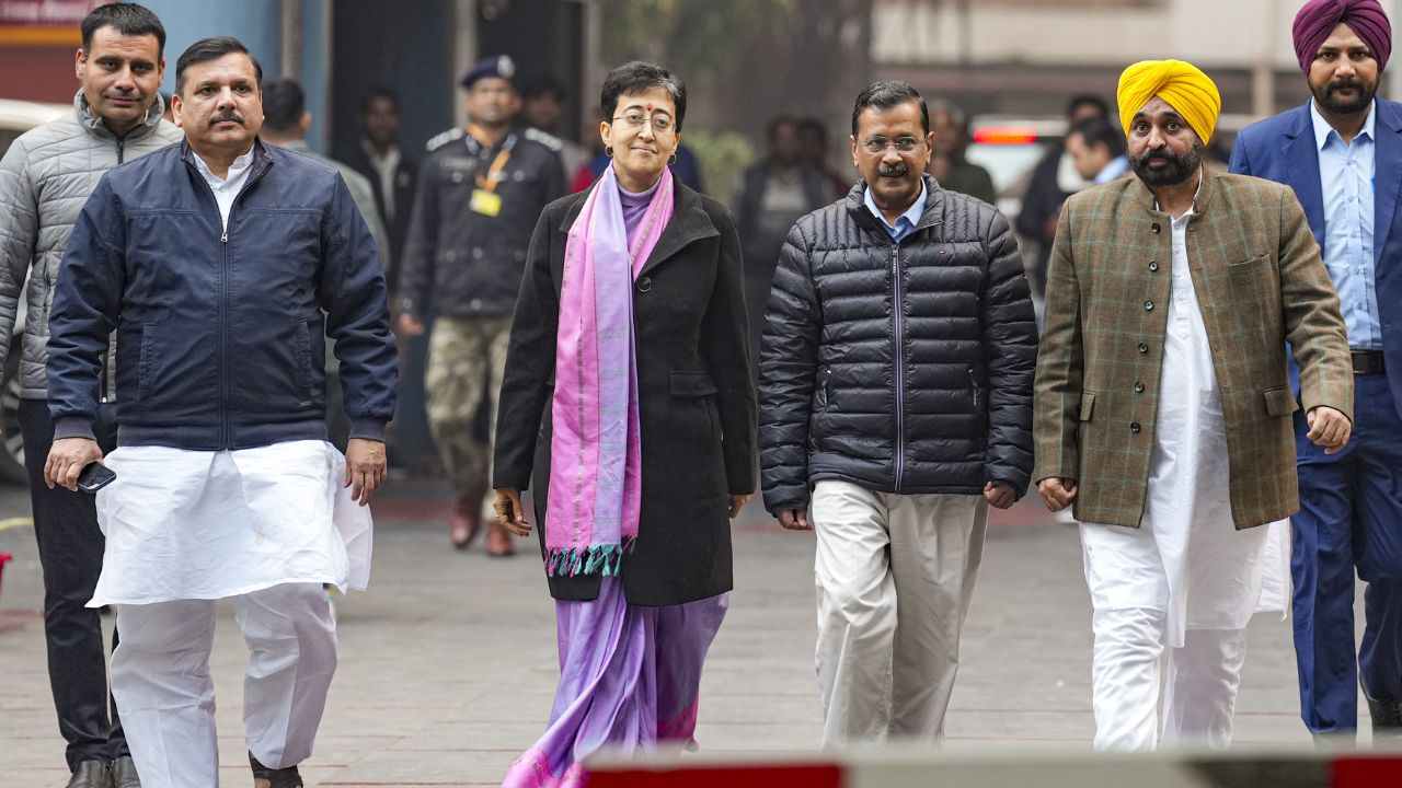 AAP तय कर रही है दिल्ली में BJP-कांग्रेस का मेनिफेस्टो, समझिए कैसे Delhi CM Atishi and Arvind Kejriwal