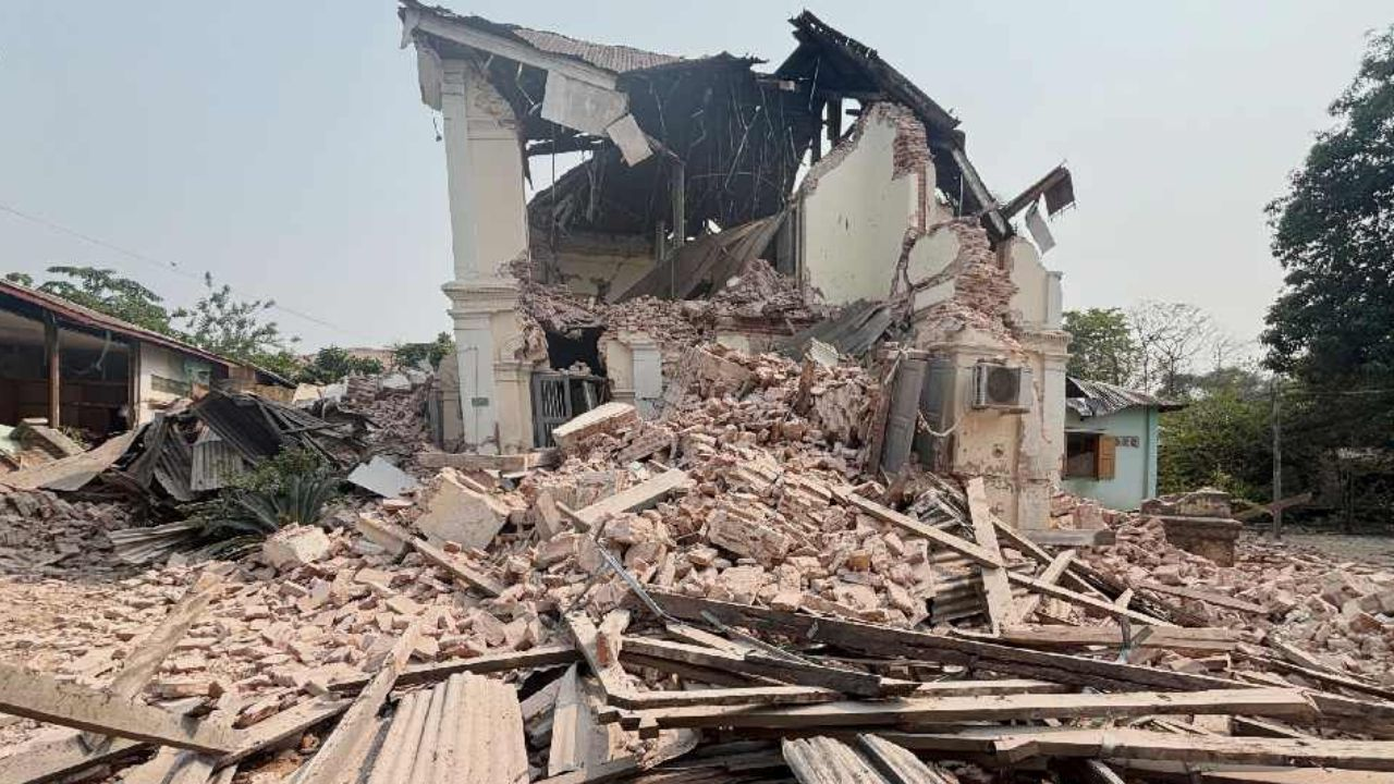 हल्की आवाज़ फिर कांपी धरती, भारत, म्यांमार और ताजिकिस्तान में भूकंप Representational Image of earthquake । Photo Credit: PTI