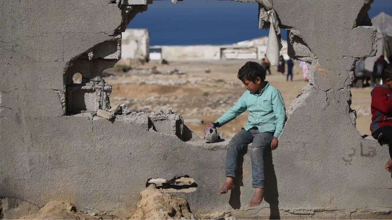 गाजा में इजरायल ने भूख को बनाया हथियार, खुलेआम युद्ध अपराध कैसे, समझिए Gaza Crisis