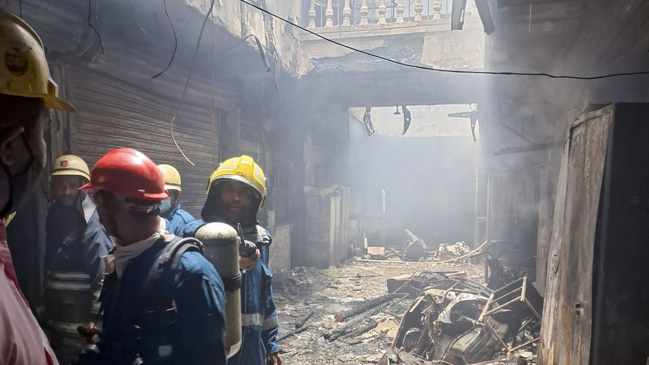 जहां दमकल गाड़ियां नहीं पहुंचती, वहां पहुंचा रोबोट; कैसे बुझाता है आग? Hyderabad fire robot rescue