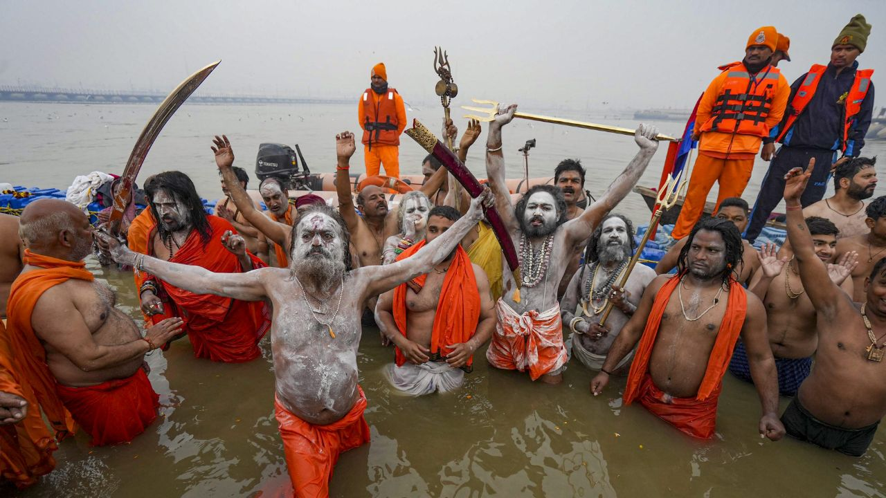 LIVE: संगम से लौटा रामभद्राचार्य का रथ, नागा साधुओं ने लहराई तलवारें Mahakumbh