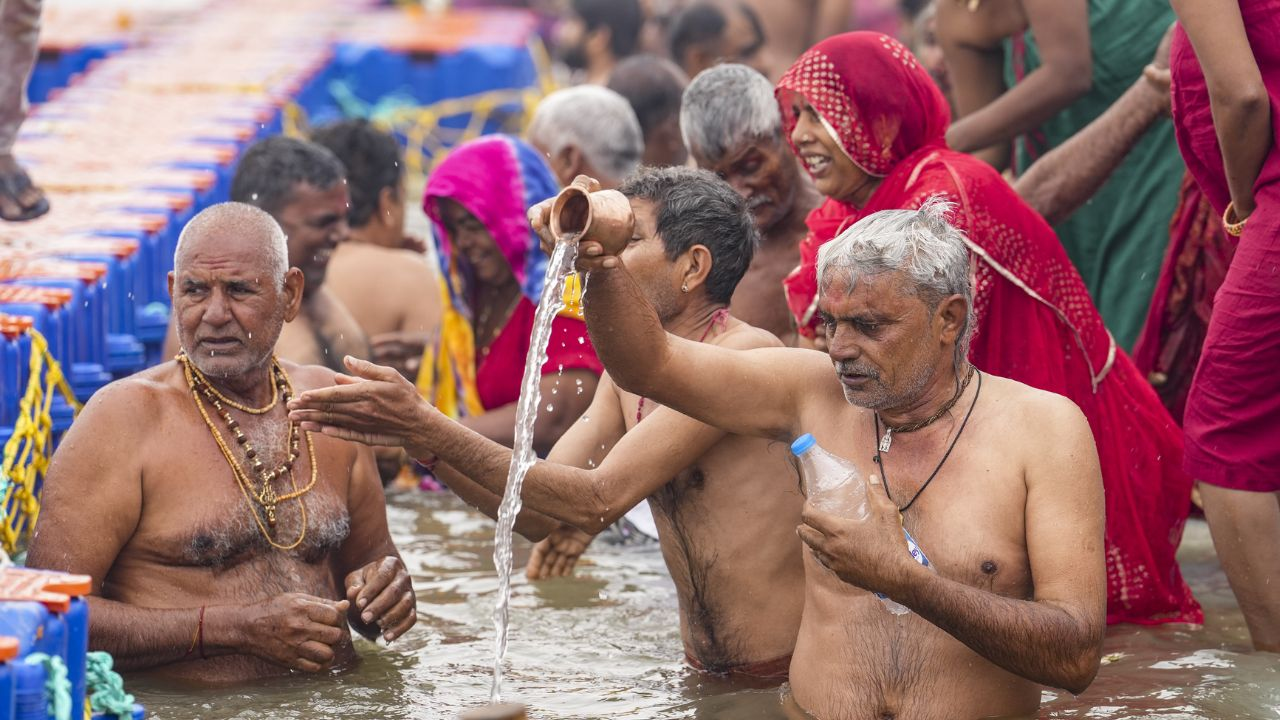 LIVE: महाकुंभ का शुभारंभ, लाखों श्रद्धालुओं ने लगाई डुबकी Mahakumbh 2025