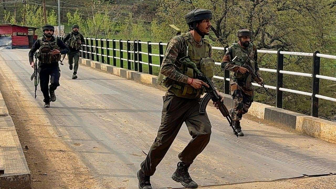 पहलगाम हमला: 20 की मौत, 10 घायल; शाह ने उमर अबदुल्ला के साथ की मीटिंग Security Forces । Photo Credit: PTI