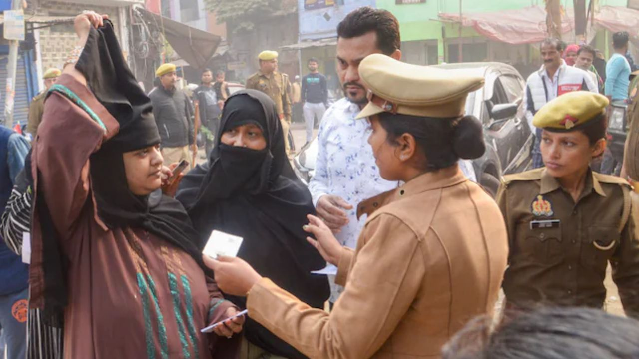 यूपी उपचुनाव: बुर्के को लेकर भड़की क्यों है सपा? UP By Elections 2024