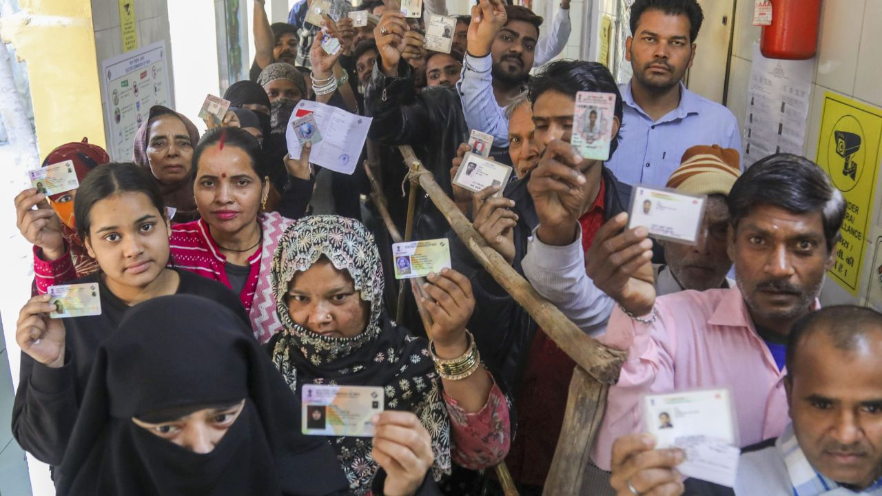 LIVE: दिल्ली में अब तक 57 पर्सेंट से ज्यादा वोटिंग, जारी है मतदान Delhi Assembly Election Live Updates