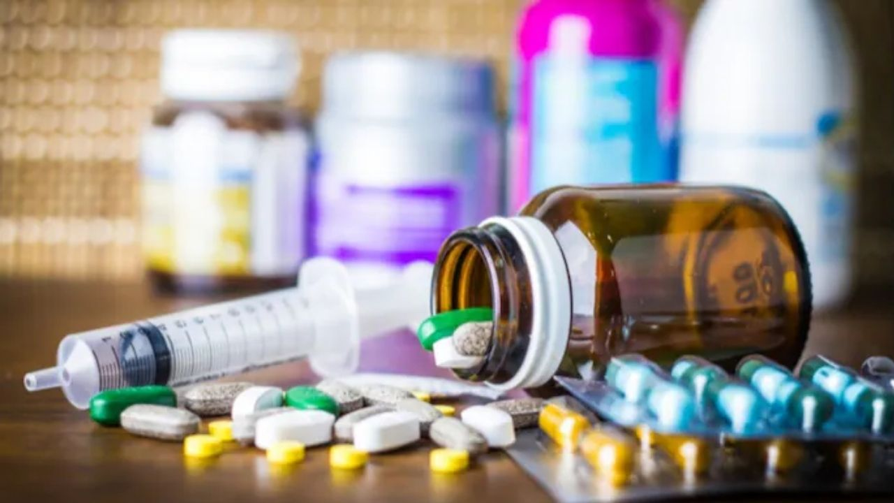 भारतीय दवाओं पर टैरिफ लगाना आसान नहीं, कही खुद को बीमार न कर ले USA? medicine : Photo Credit: PTI