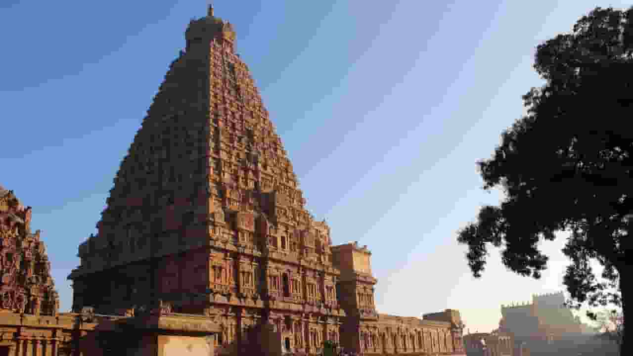 बृहदेश्वर मंदिर: द्रविड़ वास्तुकला में बने इस मंदिर की खासियत क्या है? Brihadeeswara Temple