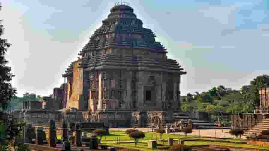 अनोखी है कोणार्क के सूर्य मंदिर की बनावट, पढ़िए इसकी खूबियां Konark Sun Temple