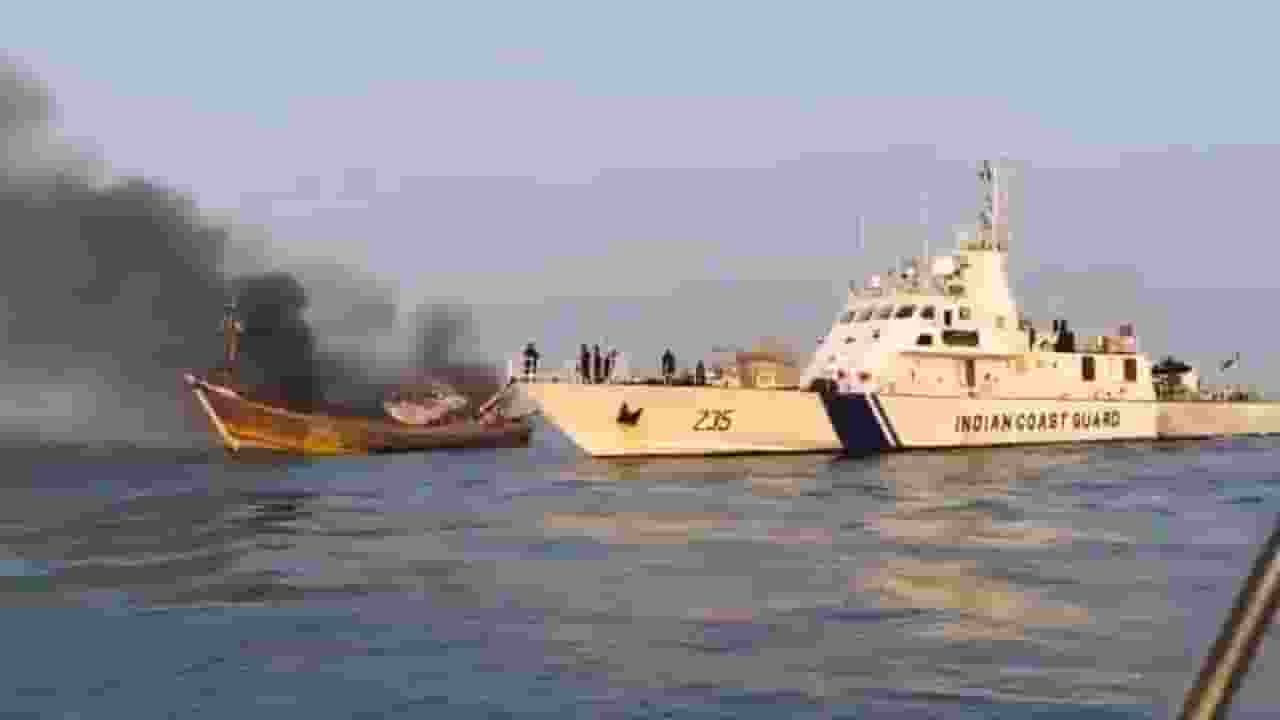 समुद्र में अचानक जल उठी नाव, 14 लोग थे सवार; किया रेस्क्यू Videograb of boat caught fire । Photo Credit: X/ @ANI