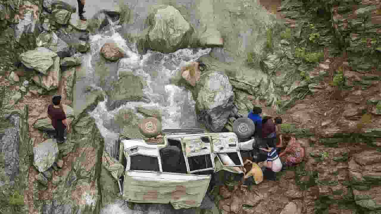 उत्तराखंड में मुवानी के पास सुनी ब्रिज से नीचे गिरा वाहन; 8 की मौत, 5 घायल, 13 लोग थे सवार प्रतीकात्मक तस्वीर । Photo Credit: AI Generated