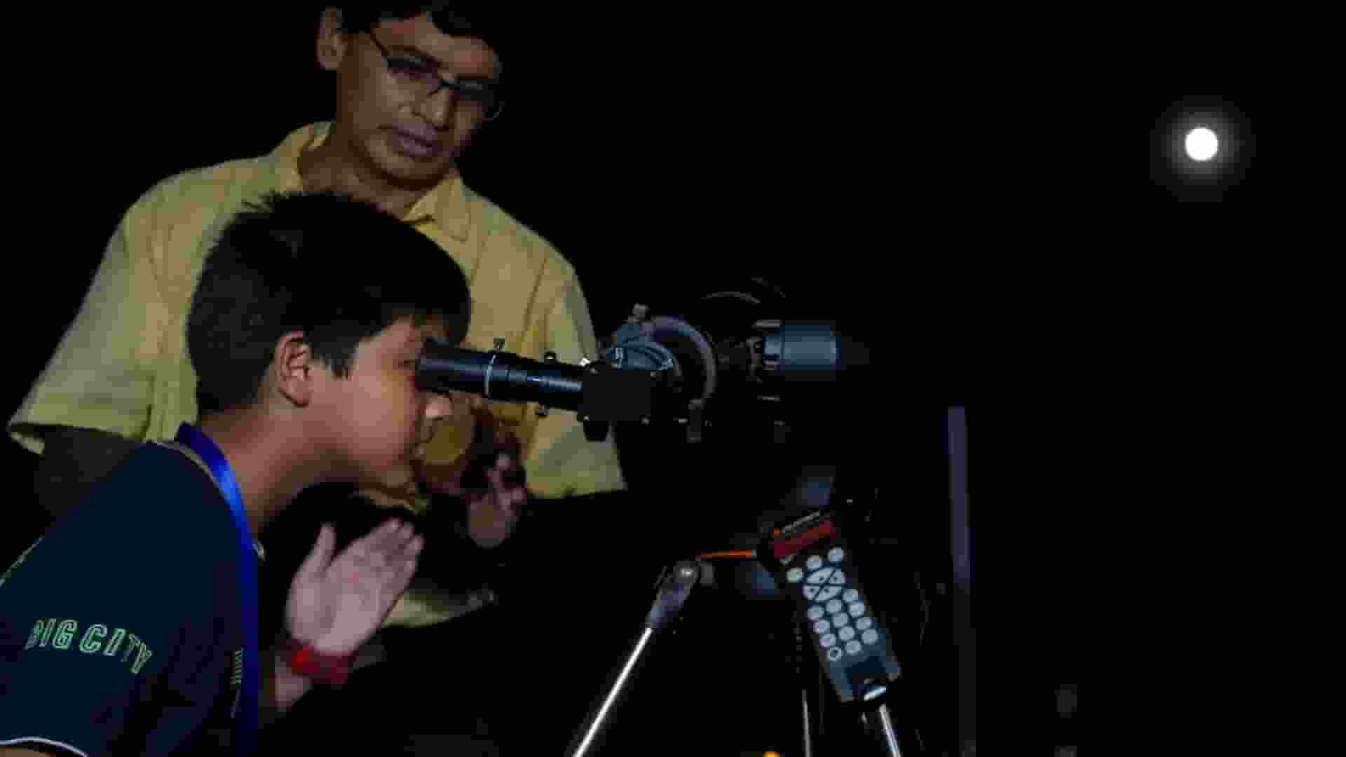 कैसा रहा साल का सबसे लंबा चंद्रग्रहण? तस्वीरें वायरल हो गईं Blood Moon