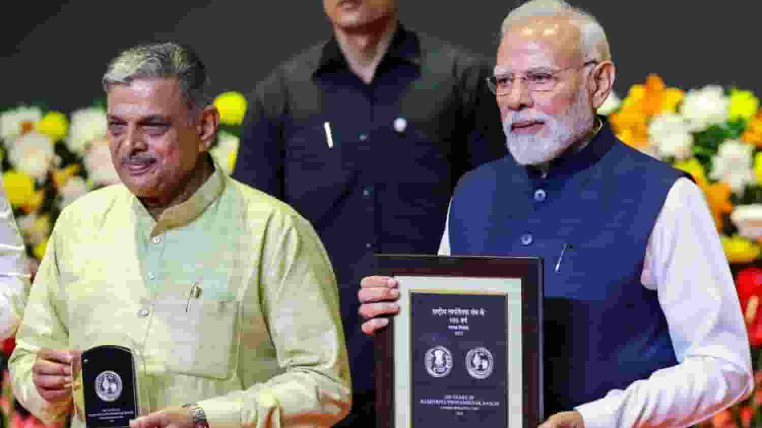 सिक्के पर सुलगी सियासत, कांग्रेस से CPI तक नाराज, हंगामे की पूरी कहानी PM Modi at RSS event