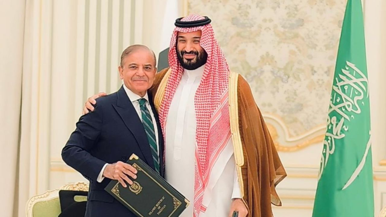 सऊदी अरब के साथ डील करके क्या पाकिस्तान अपने ही जाल में फंस गया? Mohammed bin Salman and Shahbaz Sharif.