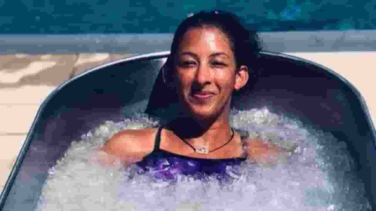 क्लीनिक में महिला डॉक्टर ने किया ओरल सेक्स, लाइसेंस हुआ सस्पेंड Suman Khulbe