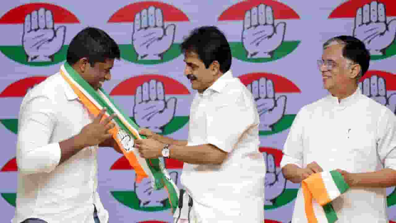 आर्टिकल 370 हटाने के खिलाफ छोड़ी IAS, कांग्रेस में शामिल हुए गोपीनाथन kannan gopinathan joins congress