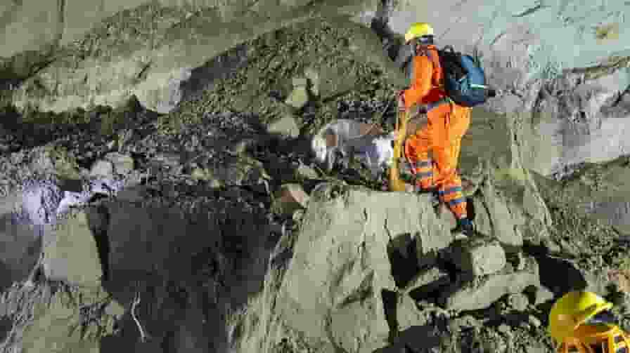 हिमाचल: चलती बस पर गिरा पहाड़ का मलबा, 15 की मौत; रेस्क्यू ऑपरेशन जारी bilaspur landslide