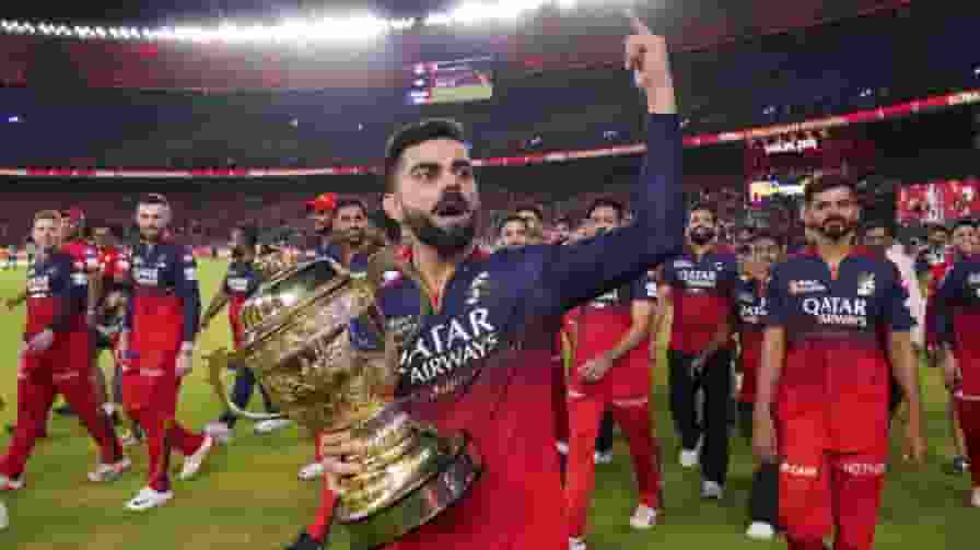 IPL 2025 Final: क्रिकेट के 'शो मैन' का पूरा हुआ 'विराट' ख्वाब Virat Kohli with IPL Trophy