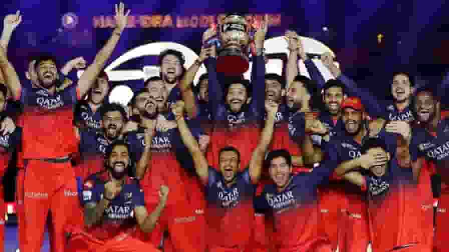 IPL Retention: लिविंगस्टोन समेत इन खिलाड़ियों को रिलीज कर सकती है RCB RCB IPL Trophy
