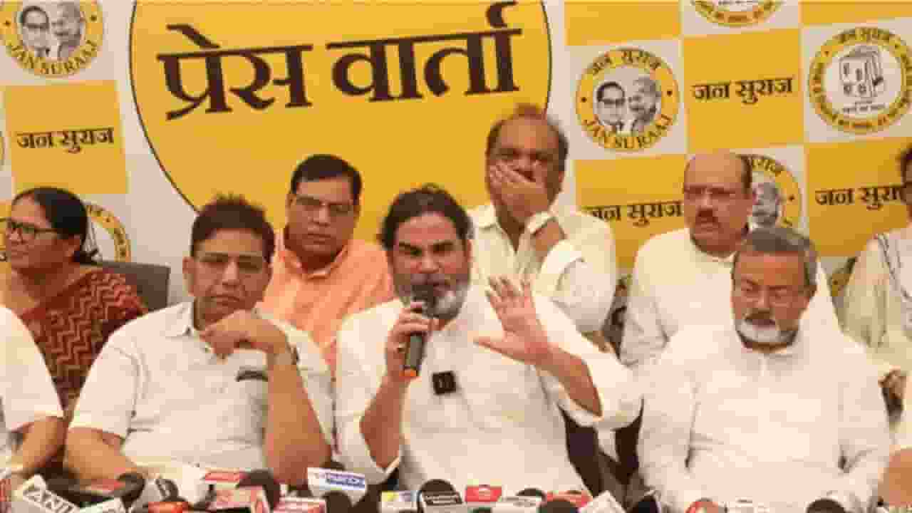 जनसुराज की दूसरी लिस्ट जारी, कैसे सामाजिक समीकरण का रखा ध्यान? प्रशांत किशोर प्रेस वार्ता करते हुए । Photo Credit: Social Media