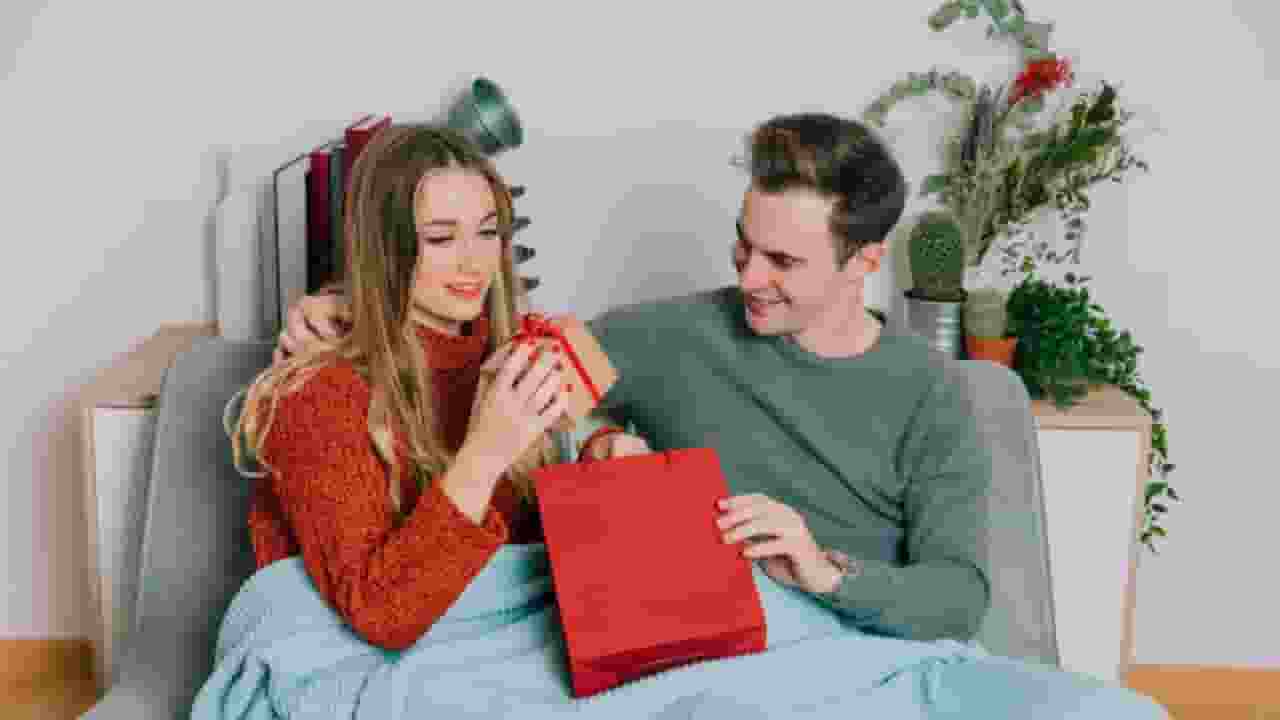 साड़ी, परफ्यूम हुआ पुराना, करवा चौथ पर पार्टनर को दें ये खास गिफ्ट्स Karwa Chauth 2025 gift items