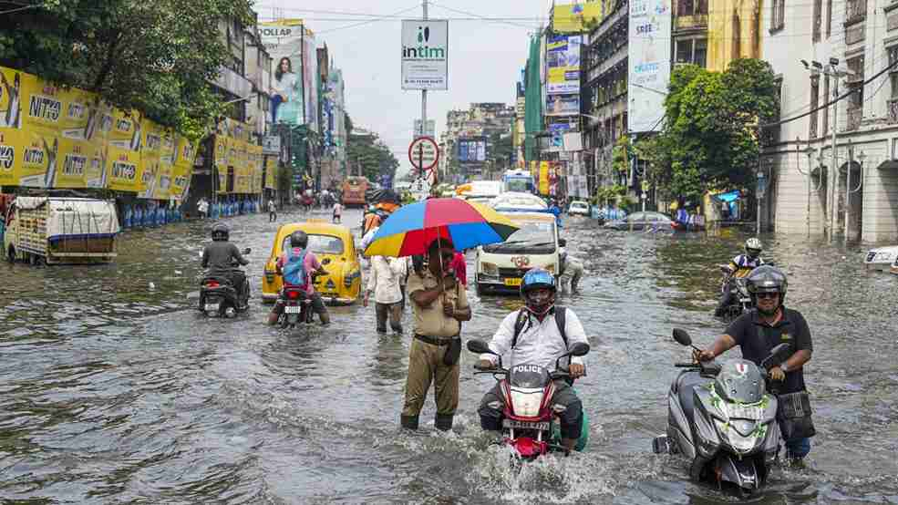 कोलकाता में भारी बारिश से 10 की मौत, 62 फ्लाइट रद्द, BJP-TMC में ठनी Kolkata rain । Photo Credit: PTI