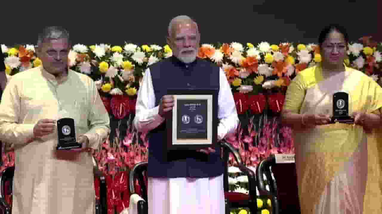 RSS के 100 साल, PM मोदी ने जारी किया स्वयंसेवकों की तस्वीर वाला सिक्का rss 100 rs coin