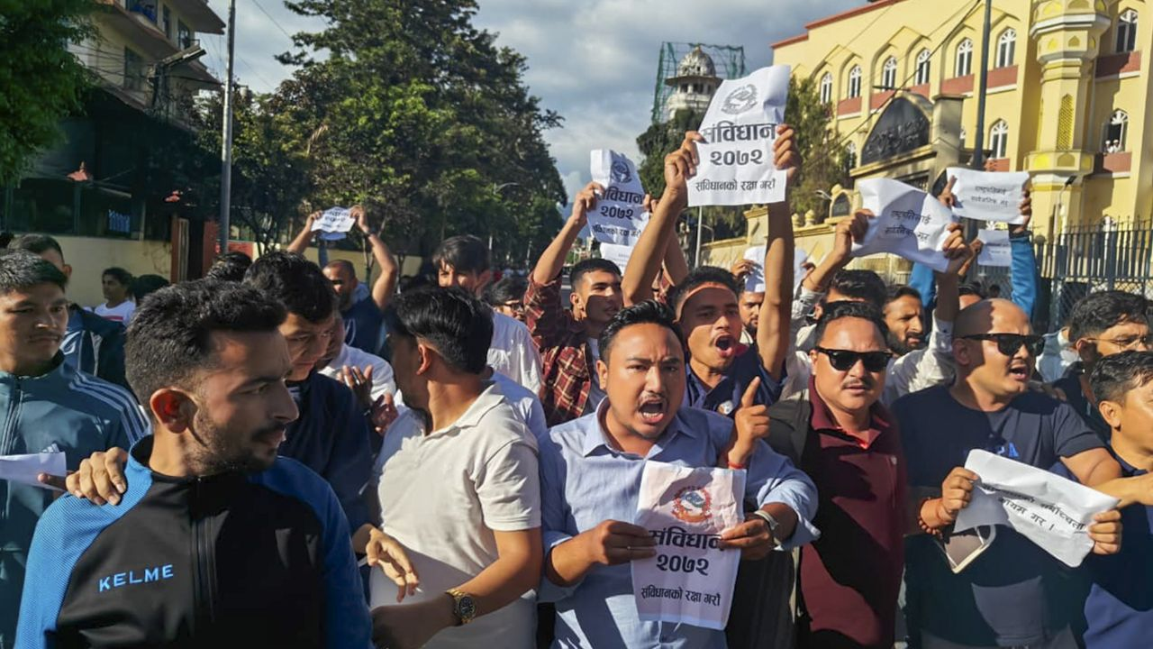 ऐसे कैसे देश चलाएंगे नेपाल के Zen-G? प्रेस कॉन्फ्रेंस में हो गया बवाल?  gen z protesting in nepal। Photo Credit: PTI