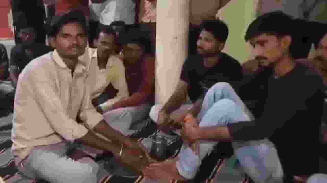 MP में ब्राह्णण के पैर धोकर पीने को किया मजबूर, अब दर्ज हुई FIR mp obc brahmin feet