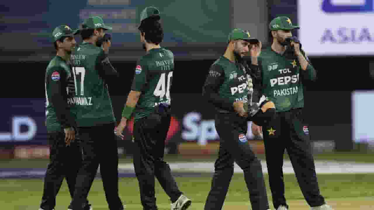 नहीं चली पाकिस्तान की जिद, UAE के खिलाफ मैच में पाइक्रॉफ्ट ही रेफरी Pakistan cricket team.