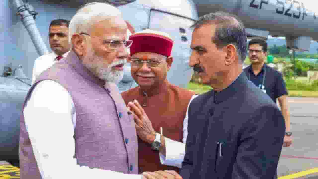 मृतक के परिवार को 2 लाख, हिमाचल को 1500 करोड़, PM मोदी का ऐलान PM Modi and Sukhvinder singh sukhu meeting । Photo Credit: PTI