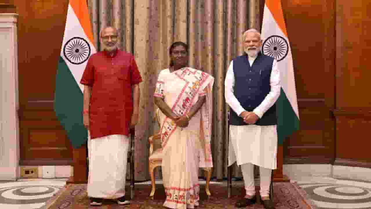 सीपी राधाकृष्णन ने लिया शपथ, बने देश के अगले उपराष्ट्रपति CP Radhakrishnan taking oath : Photo Credit: Screengrab of Video