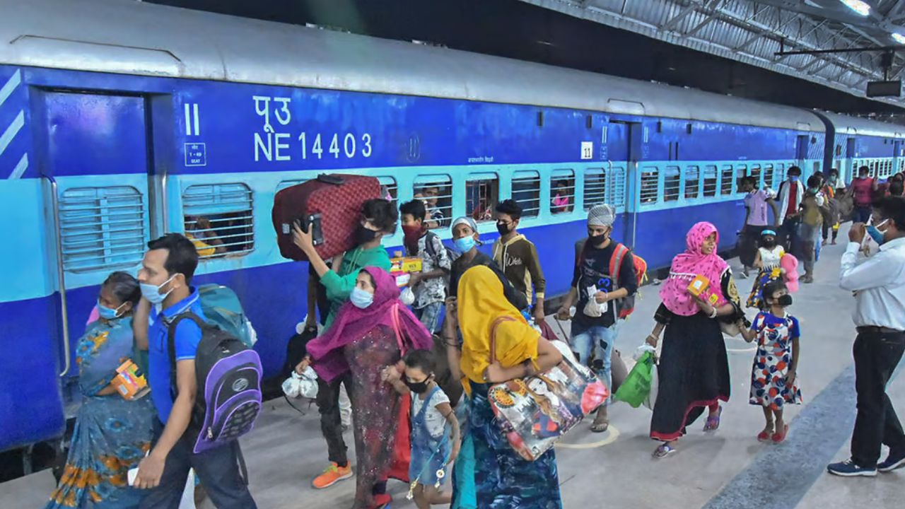 चलती ट्रेन में गिरने से गई थी यात्री की जान, अब रेलवे देगा 9 लाख रुपये representational Image । Photo Credit: