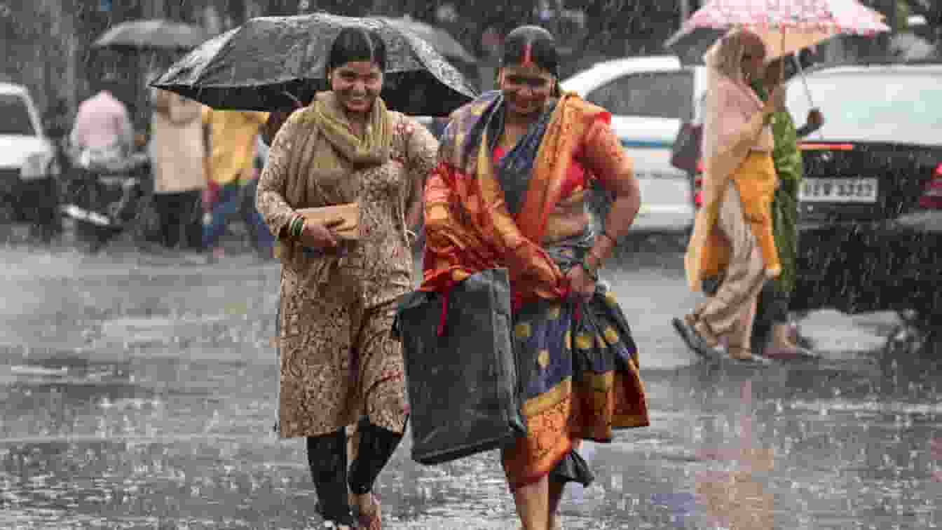 समय से पहले ठंड ने दी दस्तक, दिल्ली में गिरा पारा, पहाड़ों पर बर्फबारी Weather