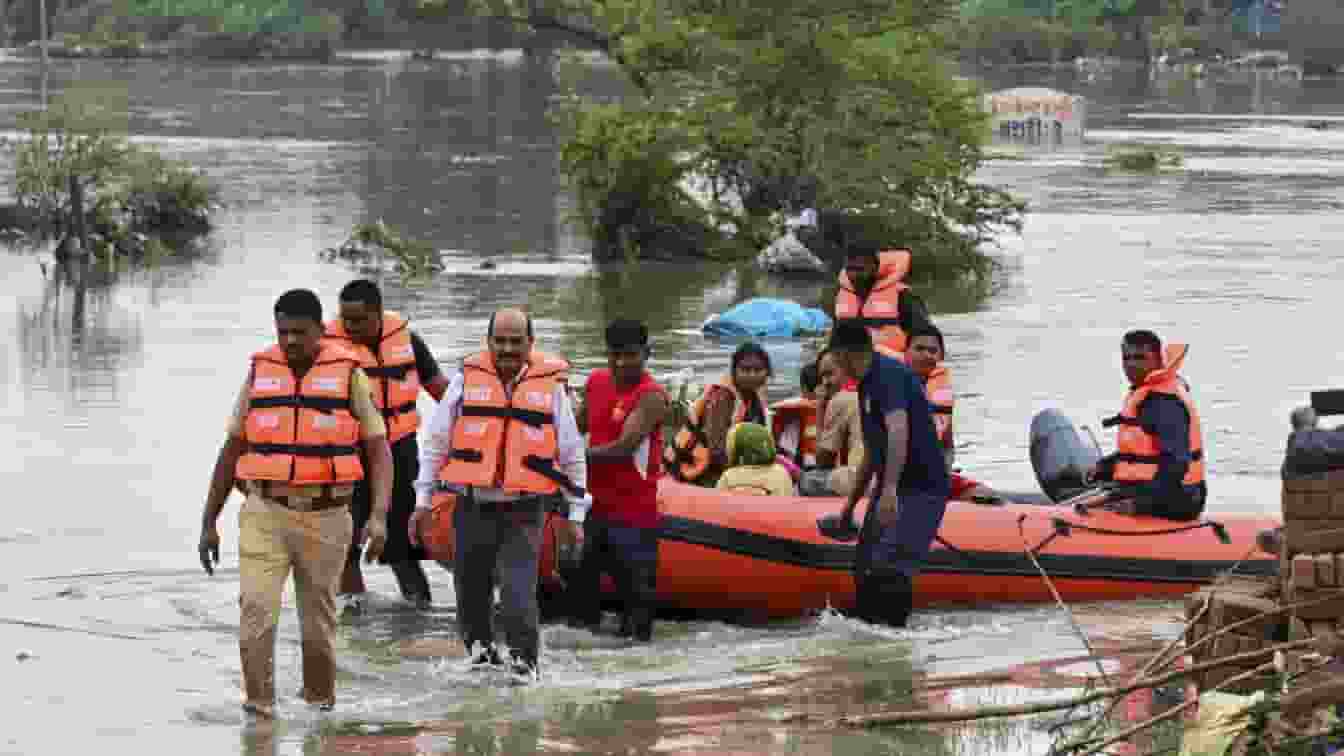 डूब गई मुंबई! महाराष्ट्र में भारी बारिश से बेहाल लोग, 10 की मौत Rain