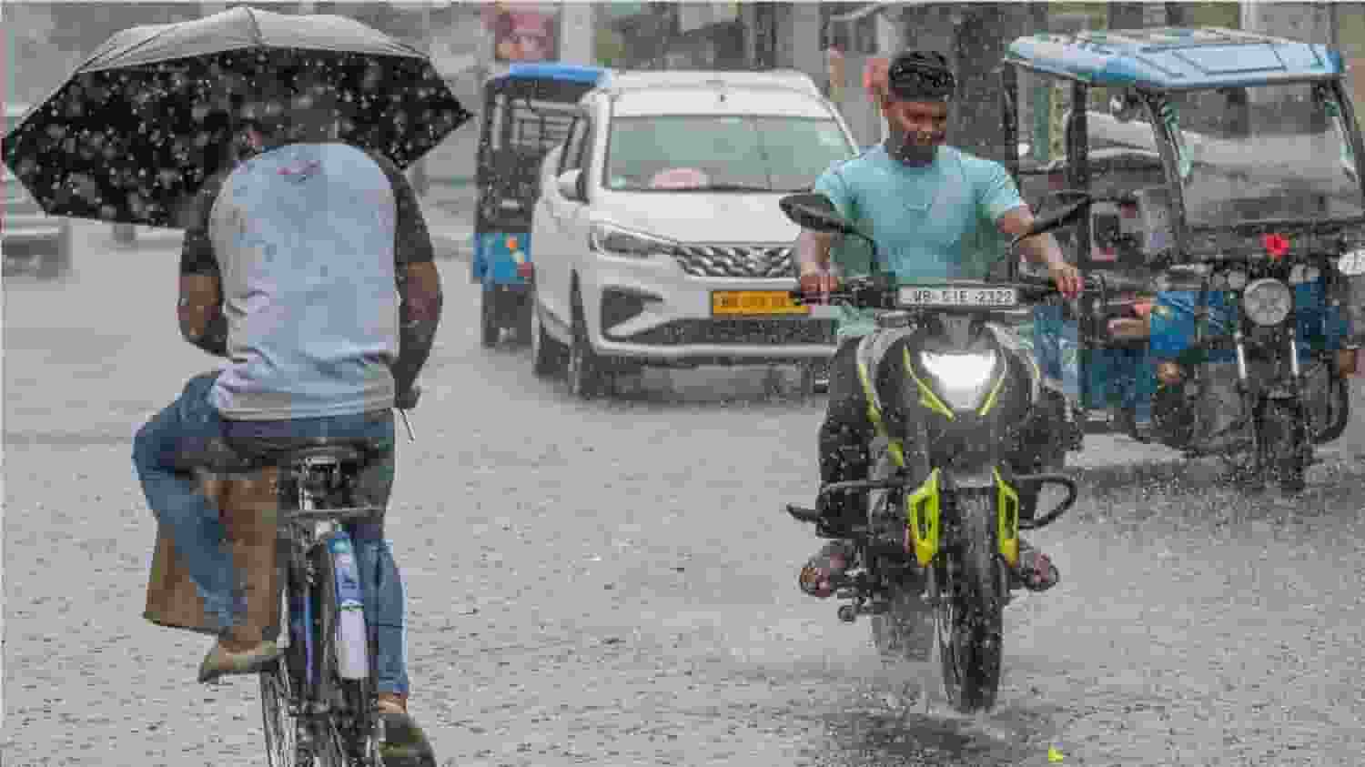 देहरादून में बादल फटा, पानी में डूबी मुंबई; देशभर में ऐसा रहेगा मौसम Rain