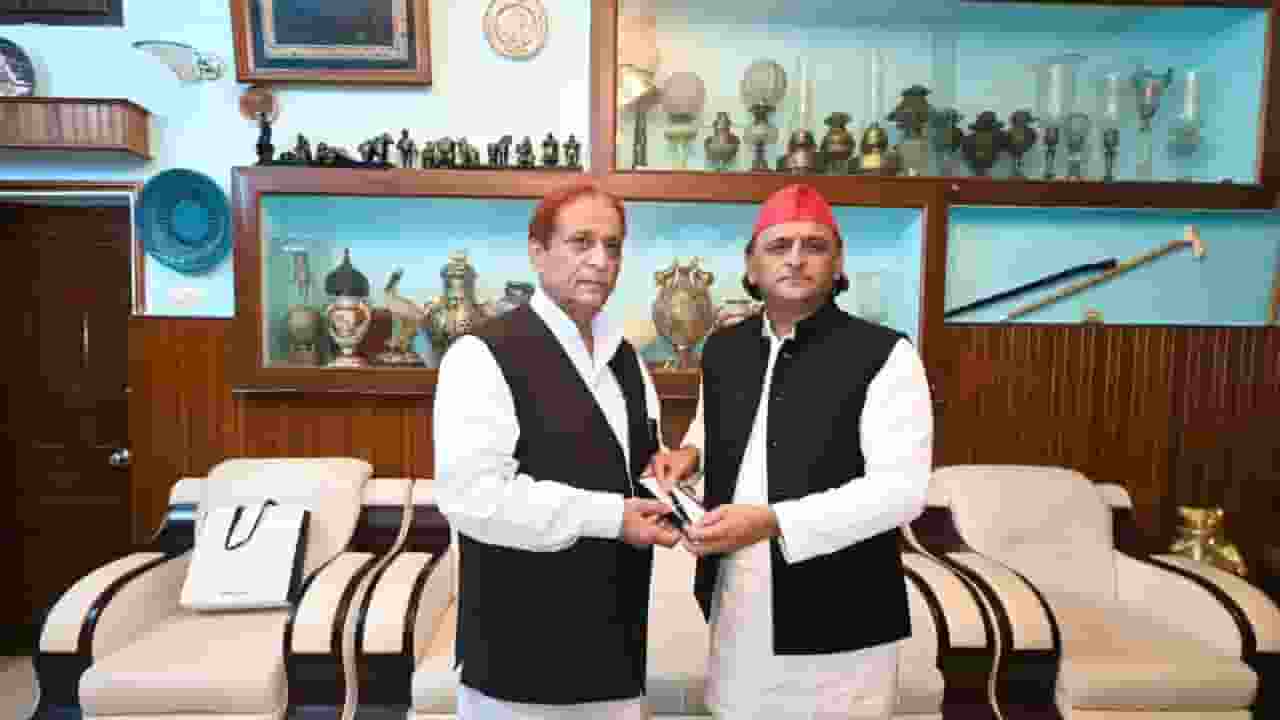 आजम खान से मिले अखिलेश यादव, कहा- उनकी लड़ाई सब मिलकर लड़ेंगे Akhilesh Yadav and Azam Khan.