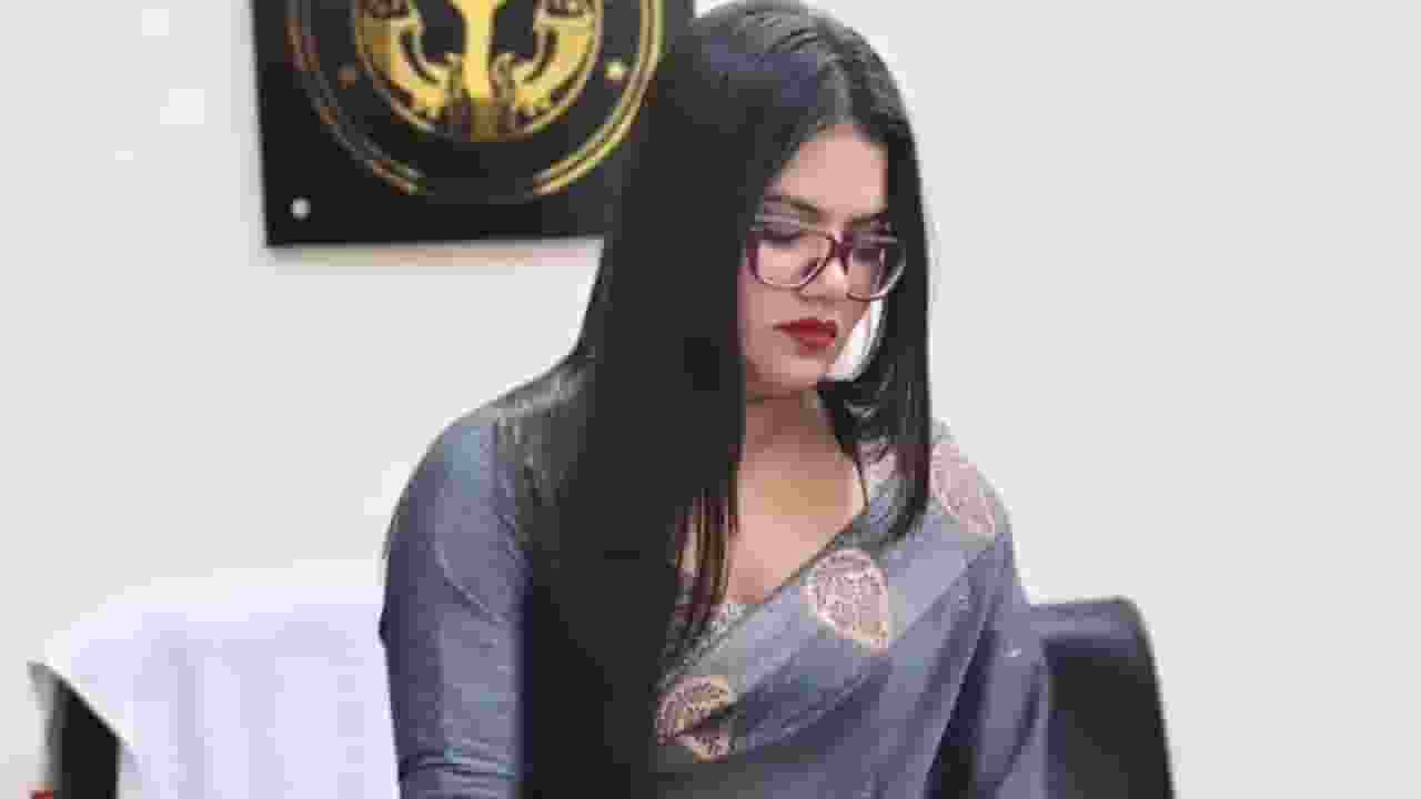 अपने फैंस से मिलने को महिला PCS अधिकारी ने रखी शर्त, Video हुई वायरल Swati gupta PCS