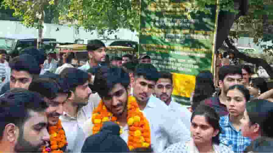 ग्राउंड रिपोर्ट: रास्ता बदल देती हैं लड़कियां, डराता है DUSU का चुनाव DUSU election really