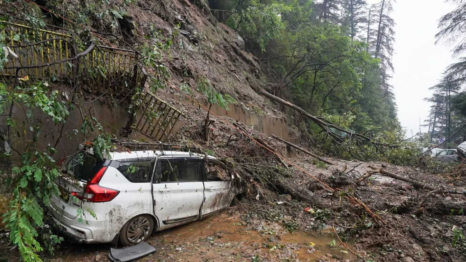 गाड़ियां, दुकान, घर सब बहे, बादल फटने से उत्तराखंड-हिमाचल में तबाही Rain