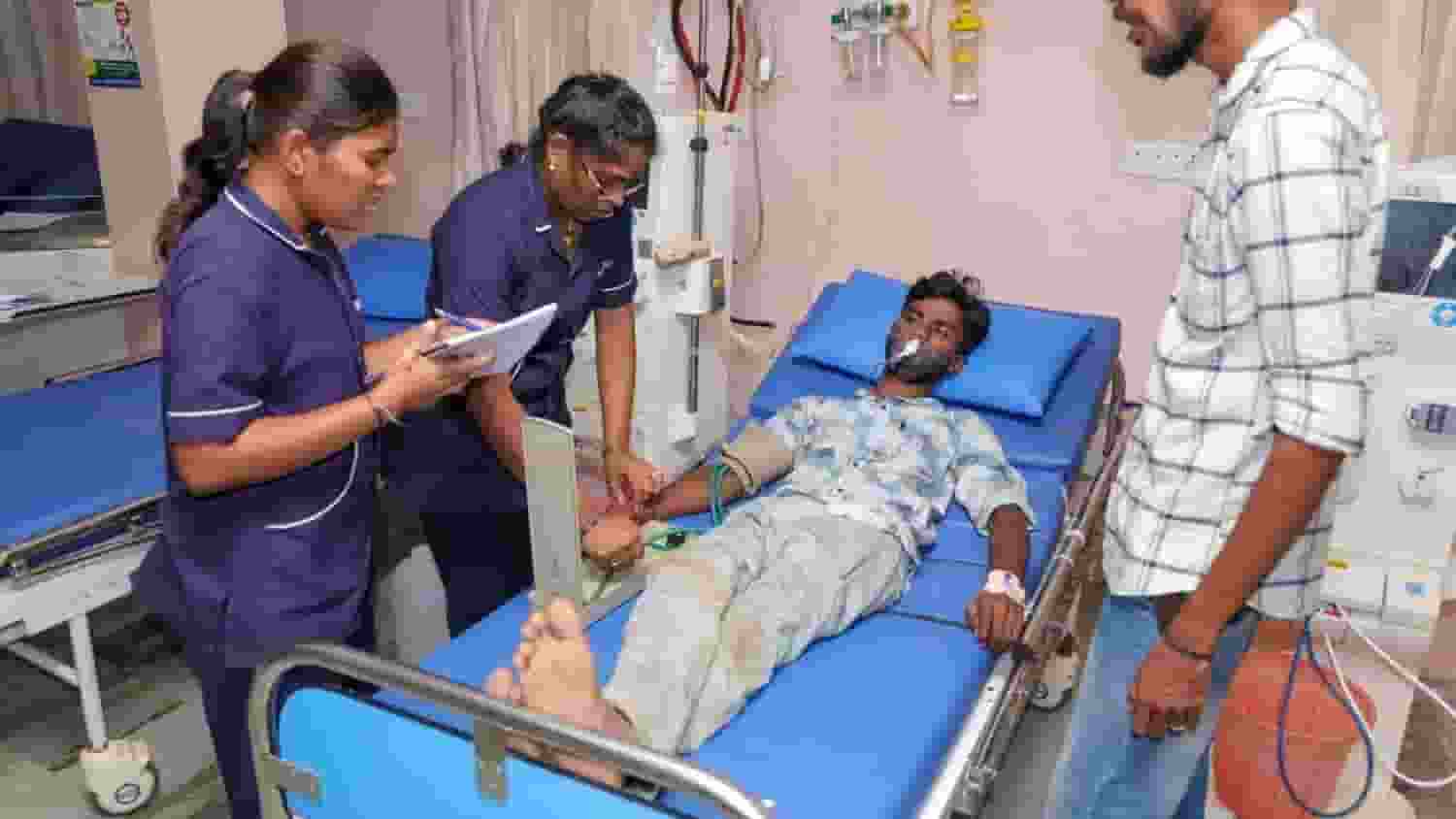 विजय की रैली में भगदड़, 'बालाजी 10 रुपये वाले मंत्री' गाने पर बवाल Injured treatment going