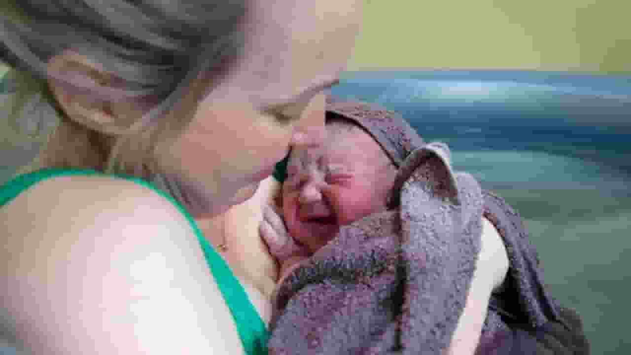 वॉटर बर्थ डिलीवरी के दौरान शिशु की हुई मौत, क्या सुरक्षित है यह तकनीक?  water birth
