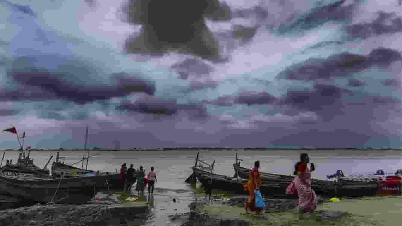 दिल्ली में धूल भरी हवा, बिहार में रेड अलर्ट, जानिए आज कैसा रहेगा मौसम Rain